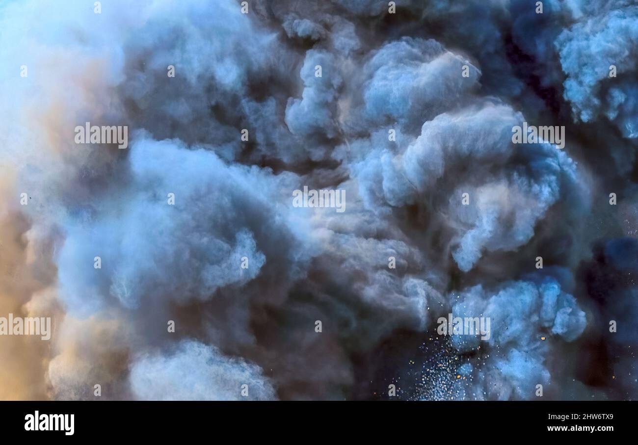 Nuvole di polvere e fumo durante l'operazione di detonazione Foto Stock