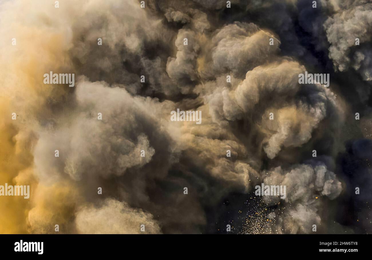 Polvere e fumo dopo l'esplosione del detonatore sul cantiere Foto Stock