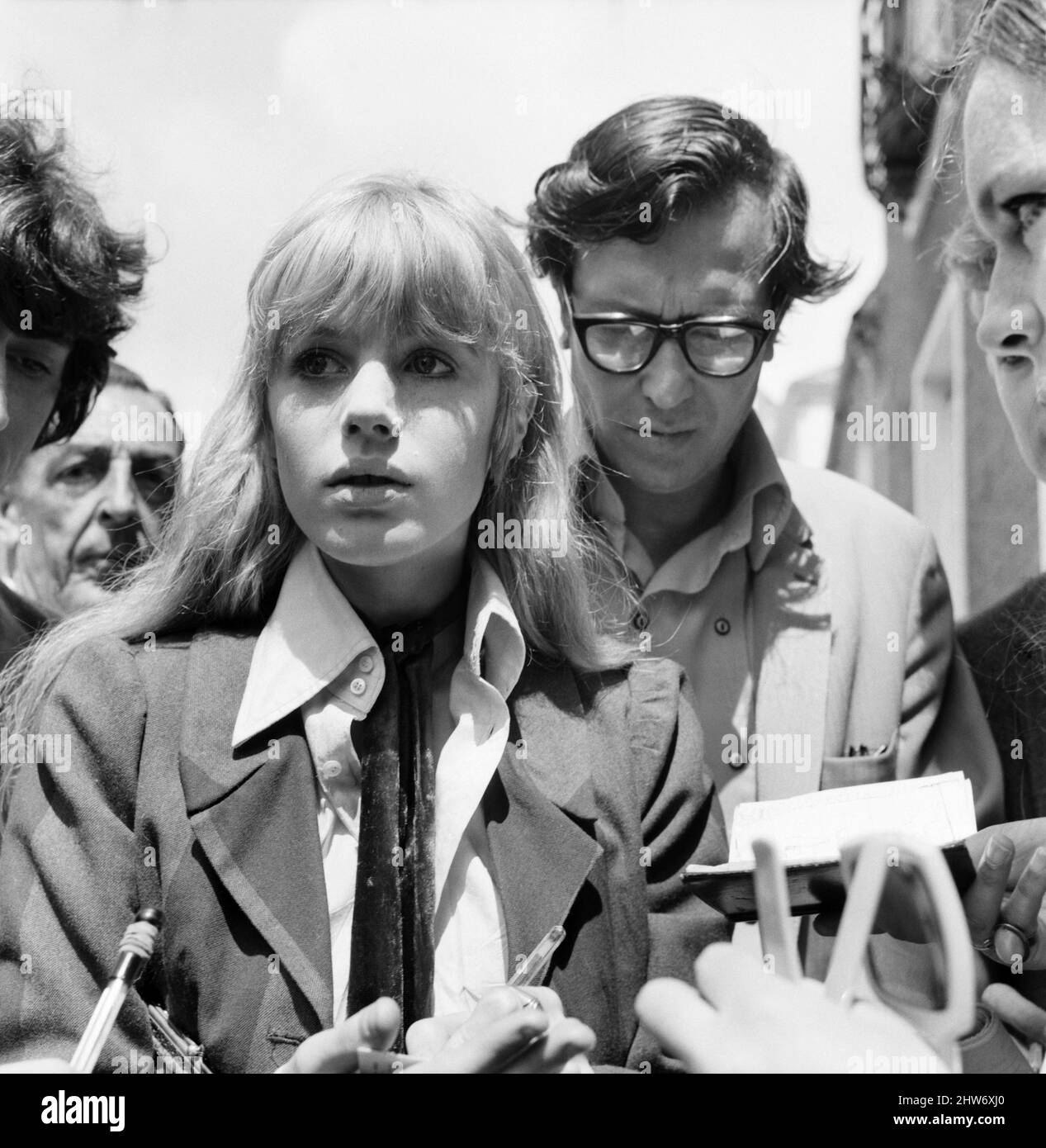 Marianne Faithfull alla Chichester Crown Court nel giugno 1967, dove Mick Jagger e Keith Richards dei Rolling Stones sono stati processati per reati contro la droga. La Stones 'gofer' Tom Keylock è l'uomo che indossa gli occhiali Foto Stock