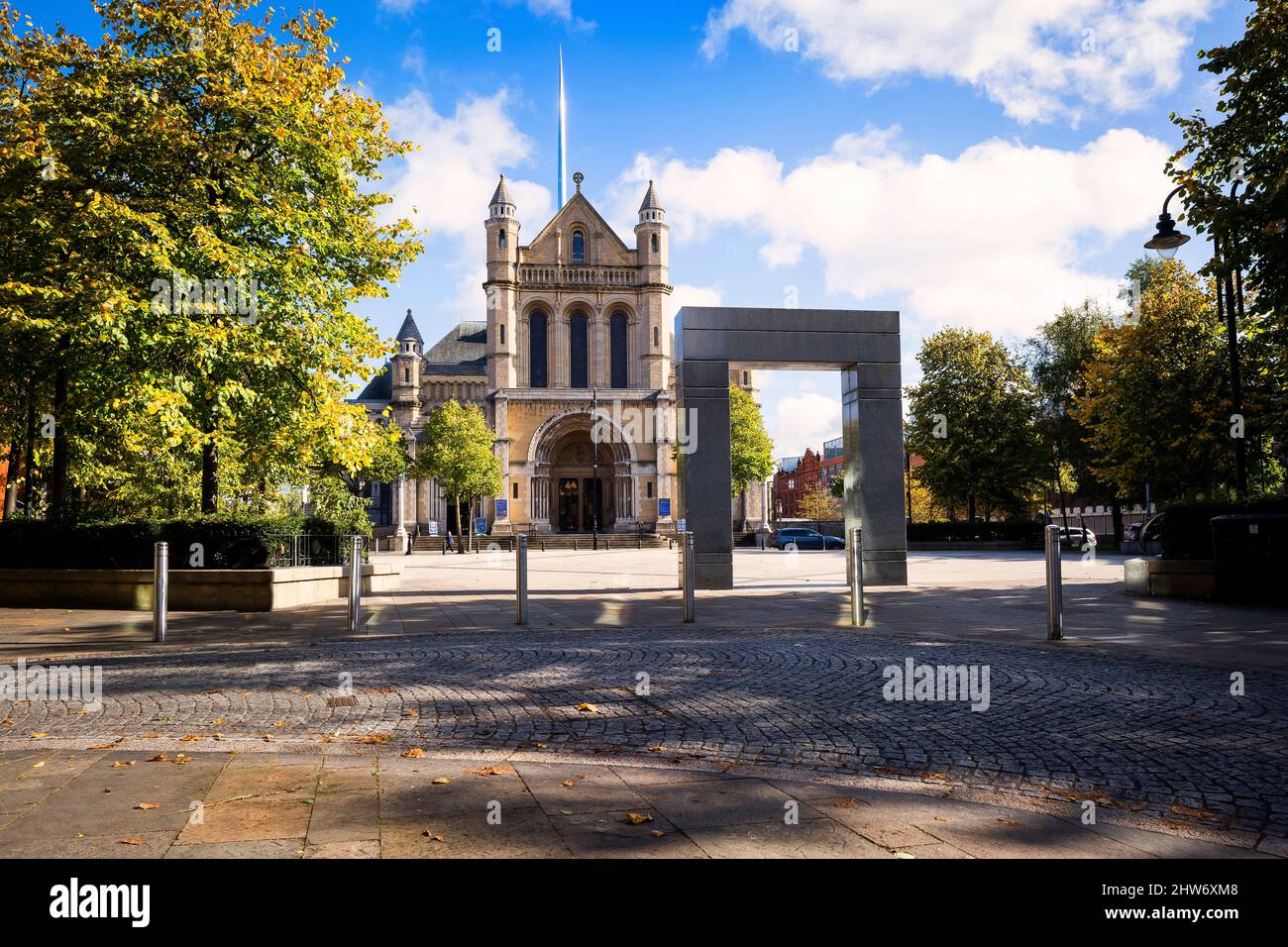 Writers Square e la cattedrale di Belfast Church of Ireland, Belfast, Irlanda del Nord Foto Stock