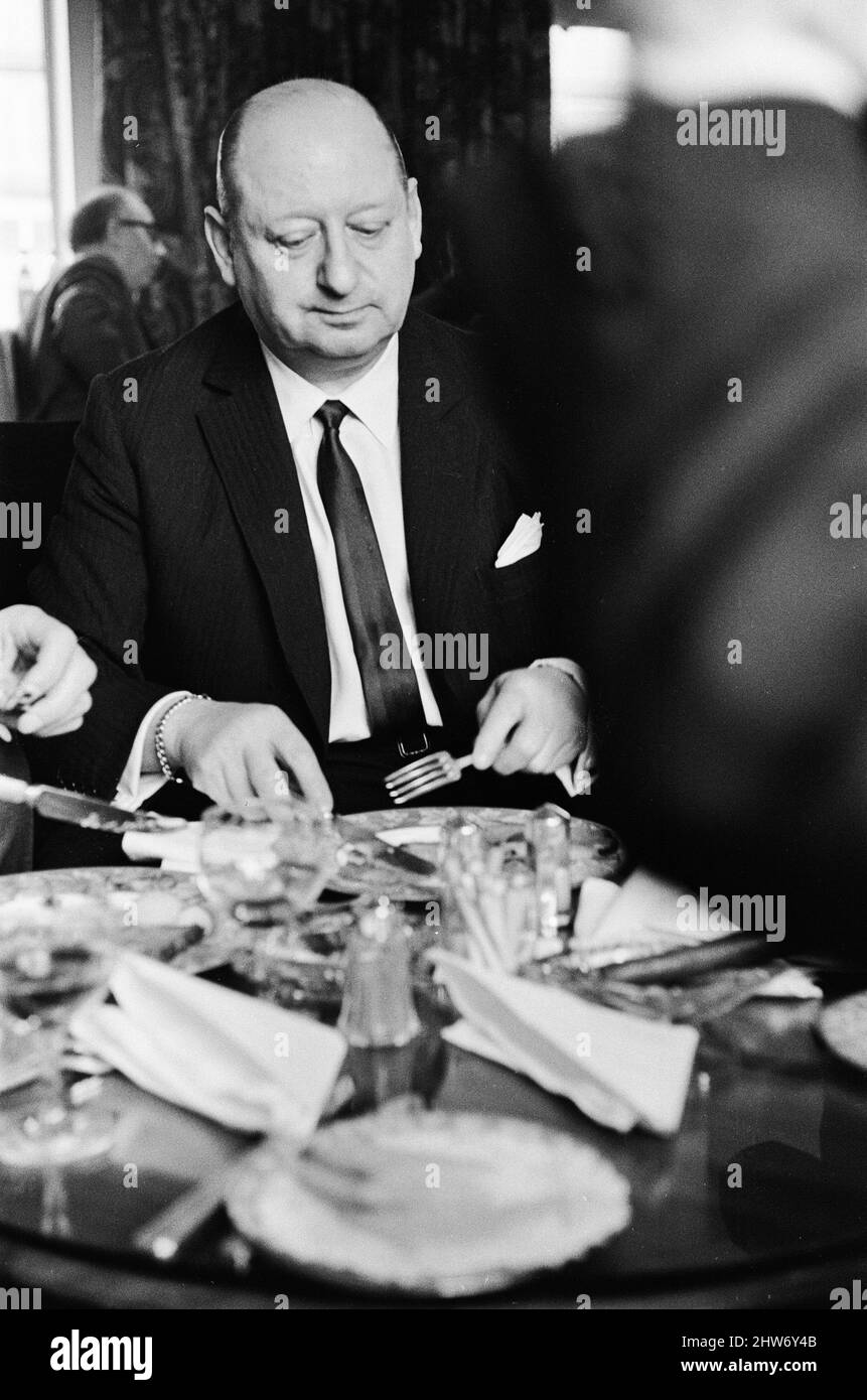 Media Mogul Lord Lew Grade seduto al tavolo di una cena. 24th gennaio 1967. Foto Stock