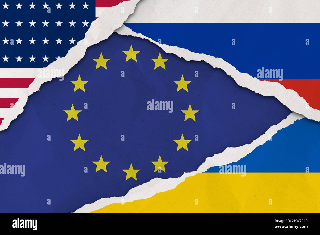 Ucraina, Russia, Unione europea e bandiera degli Stati Uniti ha strappato la carta grunge sfondo. Astratto Ucraina Russia conflitti politici, concetto di guerra trama backgroun Foto Stock
