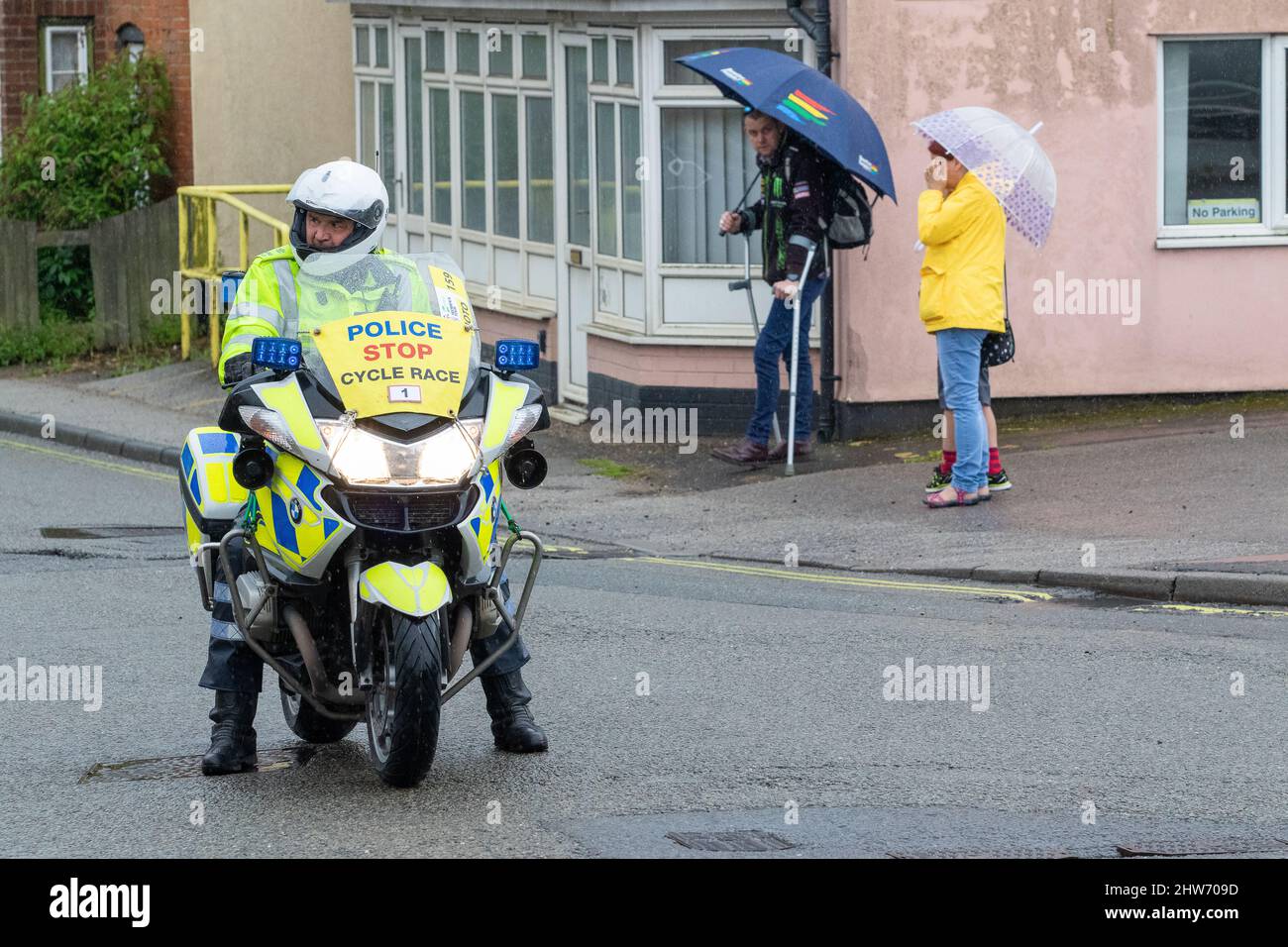 Il motociclista della polizia che accompagna la gara ciclistica Women's Tour 2019 attende a un bivio Foto Stock