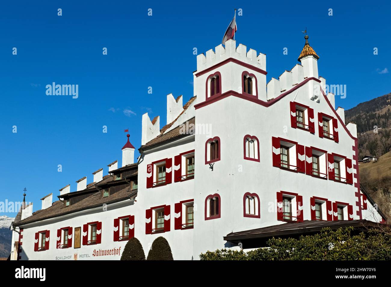 L'edificio medievale fortificato di Saltaus fu il primo Schildhof della Val Passiria. Oggi è un hotel tirolese. Trentino Alto Adige, Italia. Foto Stock