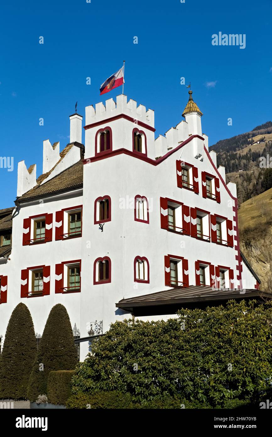 L'edificio medievale fortificato di Saltaus fu il primo Schildhof della Val Passiria. Oggi è un hotel tirolese. Trentino Alto Adige, Italia. Foto Stock