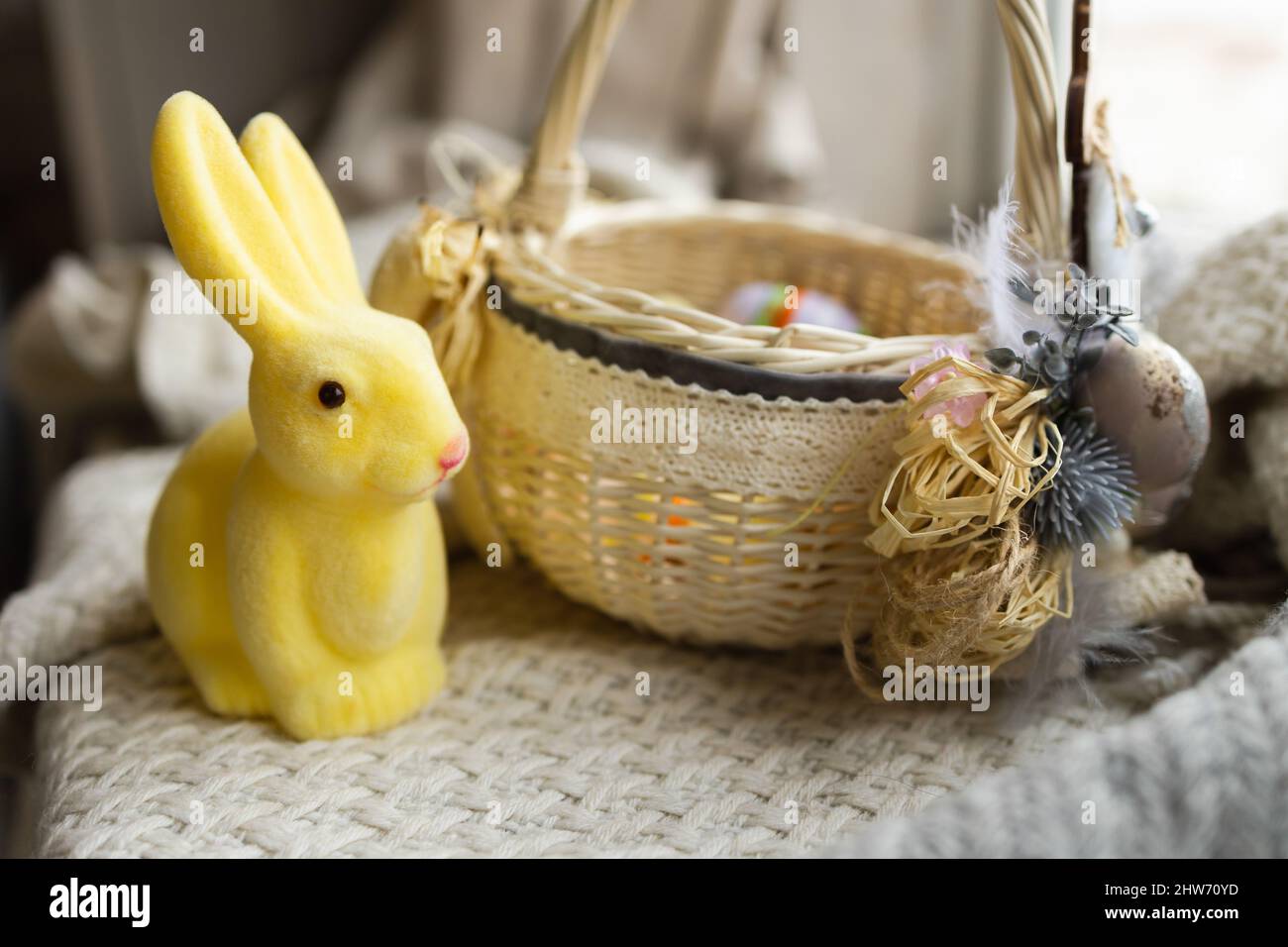 Coniglio giocattolo e cestino di Pasqua Foto Stock