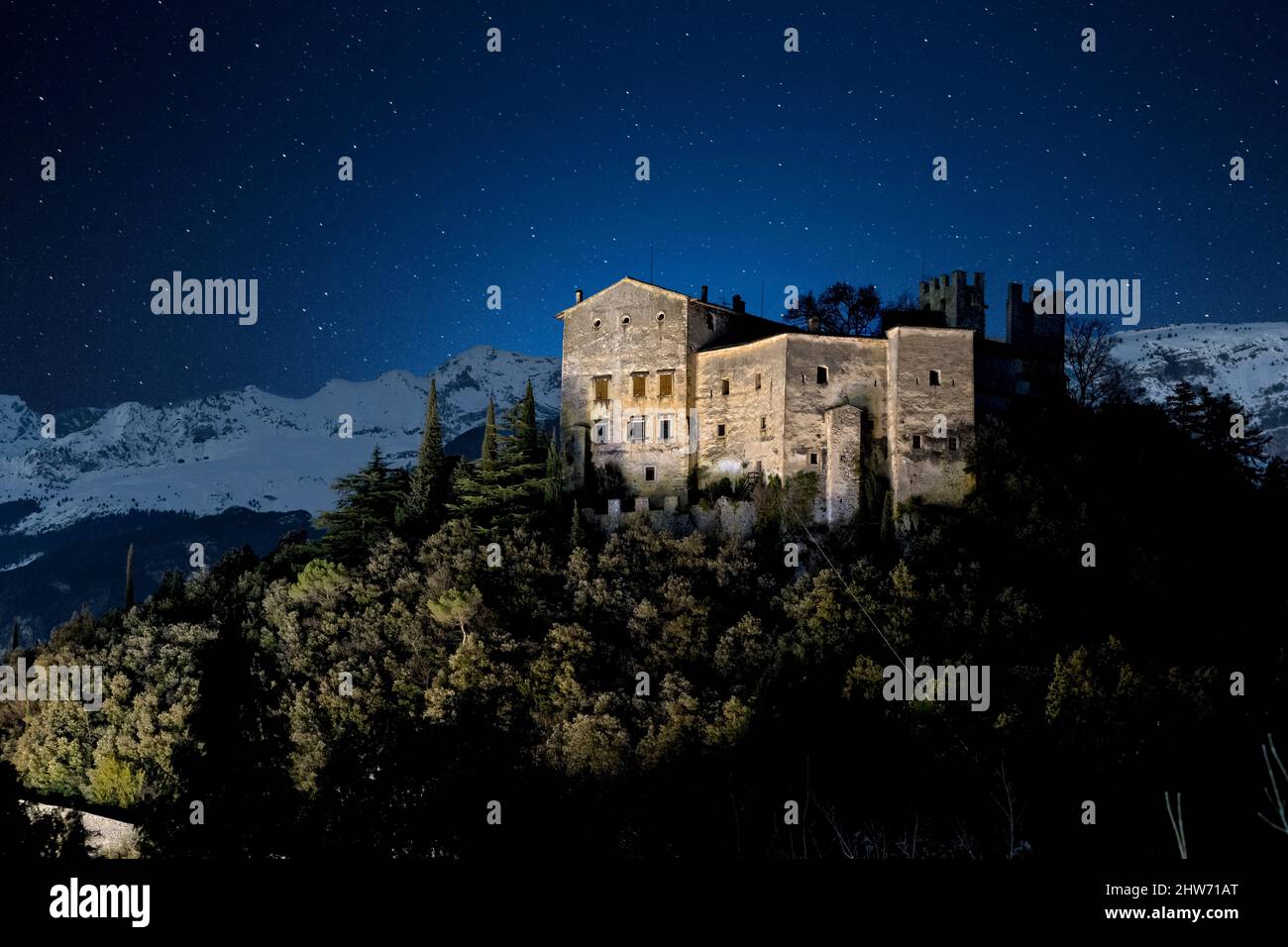 Notte Spooky al Castello di Madruzzo: Uno dei più famosi edifici medievali del Trentino, circondato da fiabe e leggende. Trentino, Italia. Foto Stock