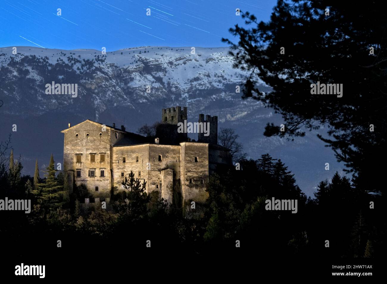 Notte Spooky al Castello di Madruzzo: Uno dei più famosi edifici medievali del Trentino, circondato da fiabe e leggende. Trentino, Italia. Foto Stock
