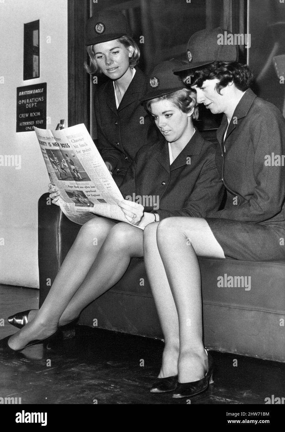 British Eagle International Airlines una delle principali compagnie aeree indipendenti britanniche che operava dal 1948 fino alla sua liquidazione nel 1968. I nostri spettacoli di foto ... Tre stewardesses inglesi dell'aquila hanno letto la notizia della chiusura della linea aerea, giovedì 7th novembre 1968. British Eagle e le sue consociate hanno cessato di commerciare a mezzanotte il 6th novembre 1968 a causa di crescenti problemi finanziari e sono andate in liquidazione volontaria due giorni dopo. Foto Stock