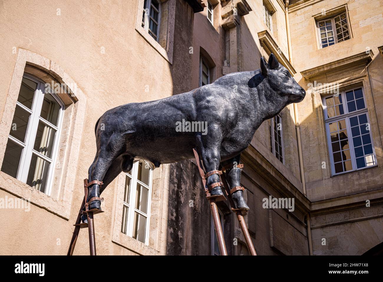 Scultura di toro su palafitte, Marsiglia, Francia Foto Stock