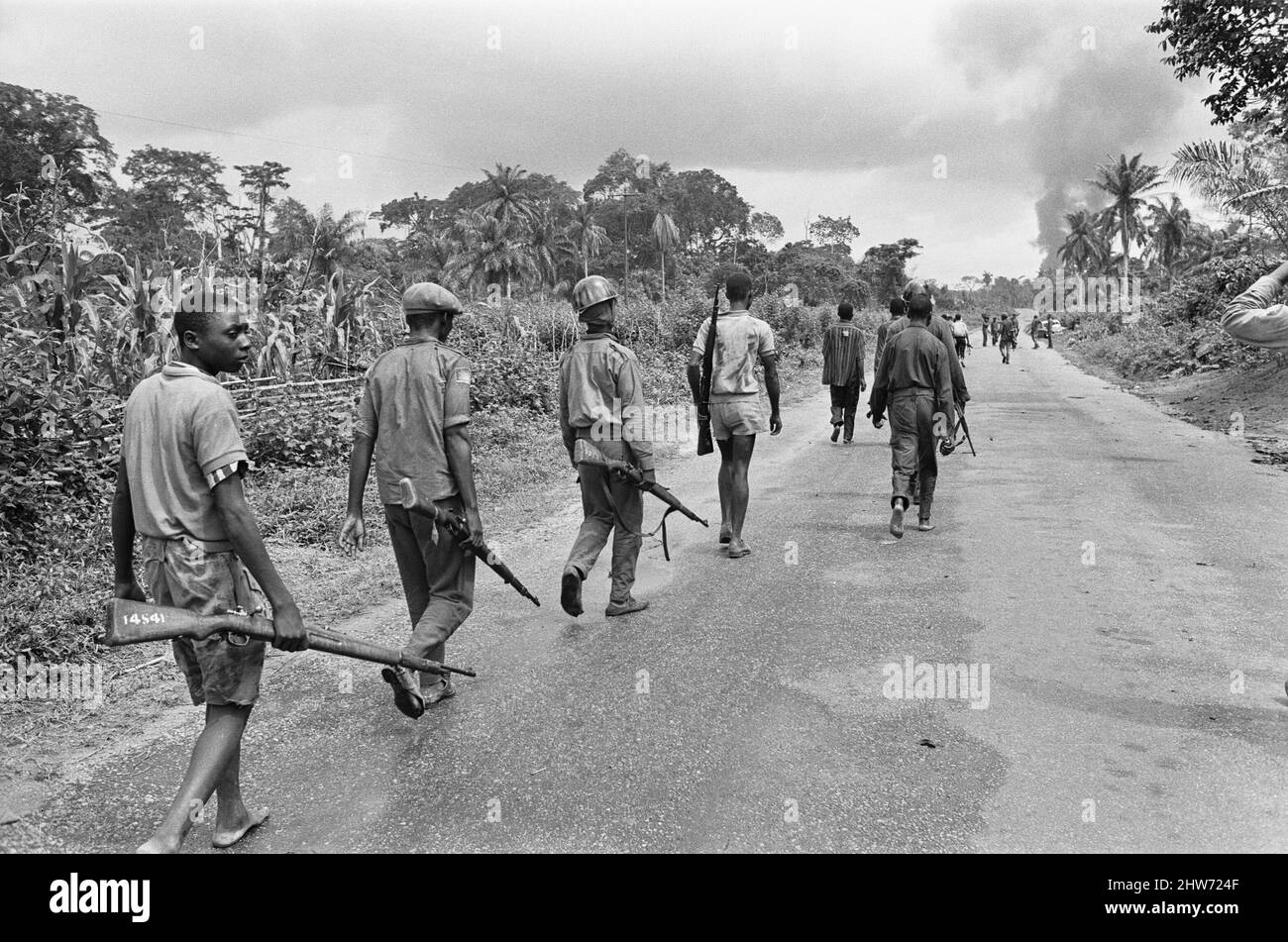 I soldati Biafran hanno visto avanzare verso l'esercito nigeriano. 11th giugno 1968The la guerra civile nigeriana, nota anche come guerra di Biafran, è durata due anni e mezzo, dal 6 luglio 1967 al 15 gennaio 1970, ed è stata combattuta per contrastare la secessione di Biafra dalla Nigeria. Il popolo indigeno Igbo di Biafra sentì di non poter più coesistere con il governo federale dominato dal nord a seguito dell'indipendenza dalla Gran Bretagna. Le tensioni politiche, economiche, etniche, culturali e religiose si sono infine trasformate in una guerra civile dopo il colpo di stato militare del 1966, poi controtuta, che ha portato al pe Foto Stock