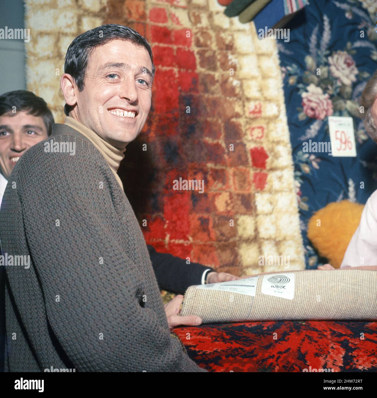 Shay Brennan, all'apertura di un negozio di tappeti a Manchester di proprietà di Brennan e Bobby English.23rd maggio 1968 Foto Stock