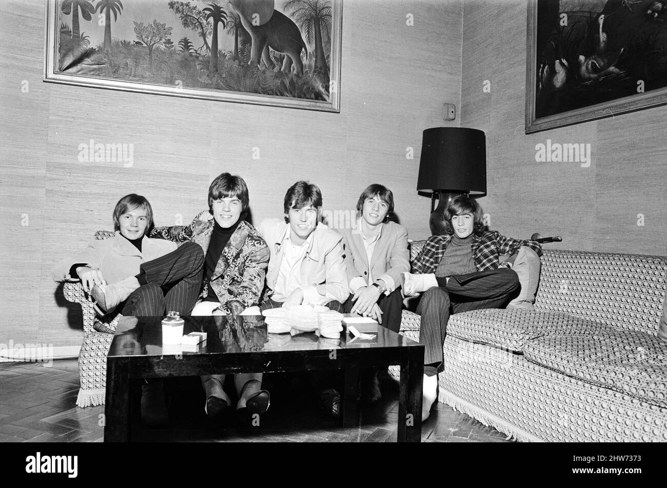 I Bee Gees hanno visto qui la televisione nella loro camera d'albergo 17th ottobre 1967. Il Bee Gees è un gruppo di 5 membri, composto da Barry Gib, Maurice Gib, Robin Gib, Colin Peterson & vince Melouney, Caption locale Colin Peterson vince Melouney Foto Stock