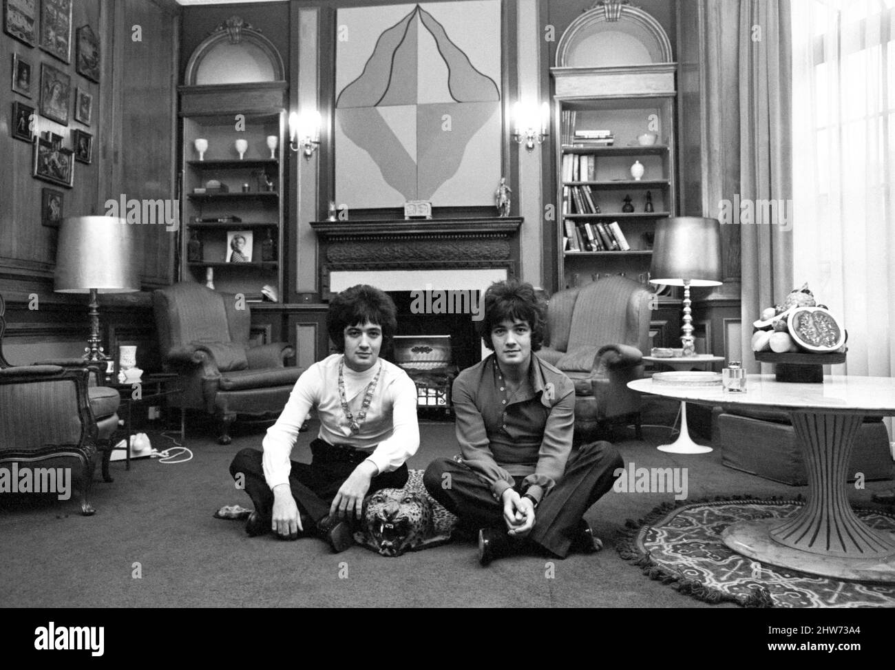 I cantautori Paul e Barry Ryan (camicia scura) nel loro appartamento a North Audley Street, Londra, novembre 1968 Foto Stock