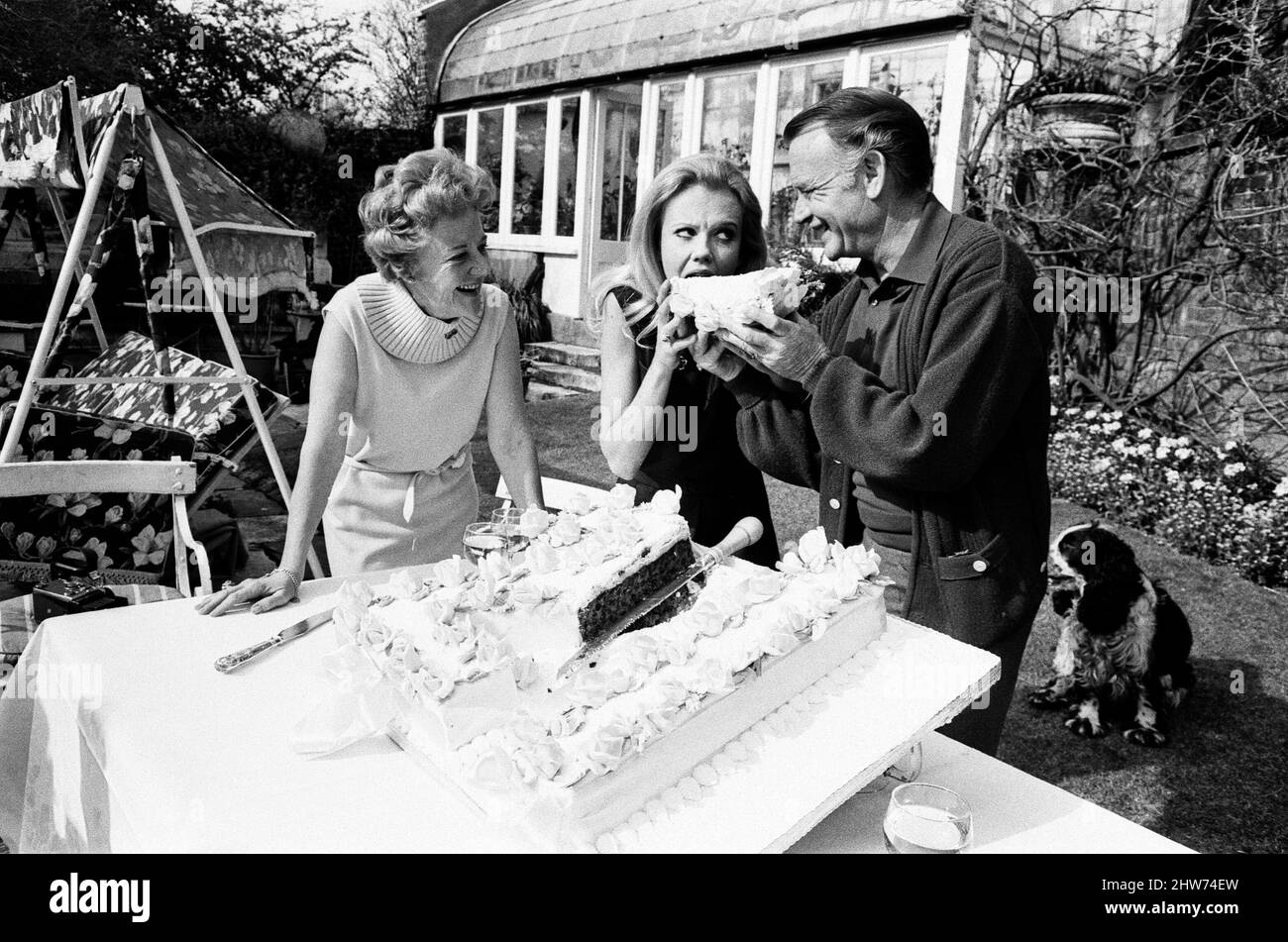 Hayley Mills festeggia il suo 21st compleanno a casa dei suoi genitori a Richmond Hill, Surrey. Hayley è raffigurato con i suoi genitori, Mary Hayley Bell e l'attore John Mills. 18th aprile 1967. Foto Stock