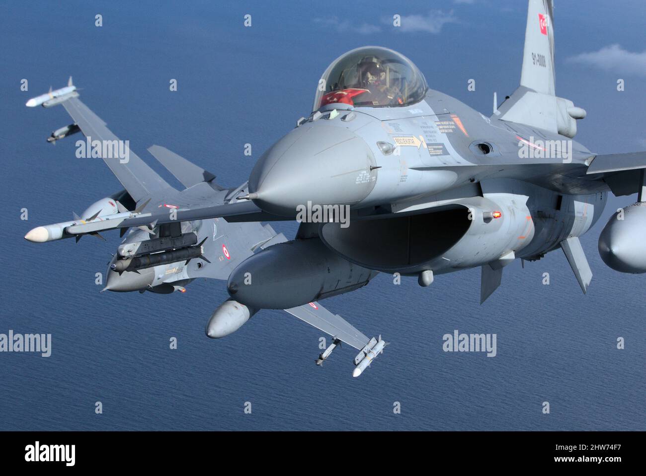Aerei da combattimento armati durante una fotografia aerea, turco F-16s, NATO Baltic Air polizia Foto Stock