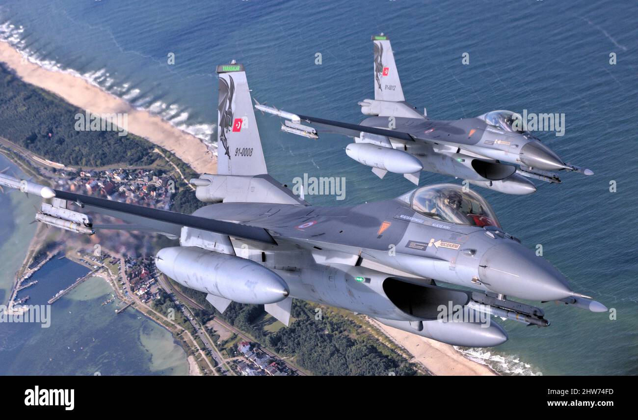 Aerei da combattimento armati durante una fotografia aerea, turco F-16s, NATO Baltic Air polizia Foto Stock