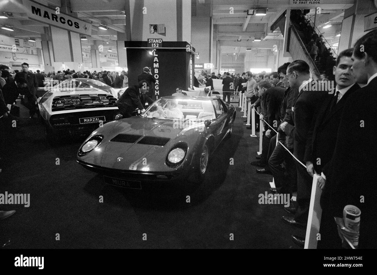 Il British International Motor Show si è tenuto a Earls Court, Londra dal 18th al 28th ottobre 1967. Scene al Lamborghini stand il 20th ottobre mostrando la Miura e il Marzal. Foto Stock