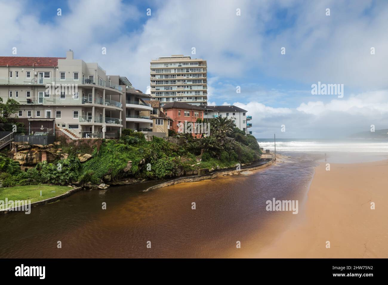 Sydney, Australia, venerdì 4th marzo 2022. Queenscliff Beach è chiusa a causa dell'inquinamento e delle condizioni pericolose a causa della laguna di Queenscliff che si innalza a causa di un grande sistema a bassa pressione che effettua il costo orientale dell'Australia, con pioggia e inondazioni estreme. Credit Paul Lovelace/Alamy Live News Foto Stock