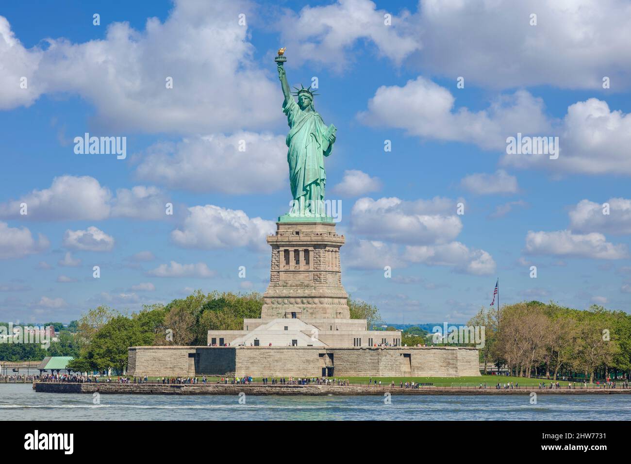 Statua della libertà New York Statua della libertà New York città Statua della libertà isola New york stato usa stati uniti d'america cielo blu nuvole bianche Foto Stock