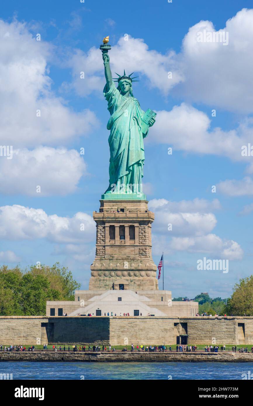 Statua della libertà New York Statua della libertà New York città Statua della libertà isola New york stato usa stati uniti d'america cielo blu nuvole bianche Foto Stock