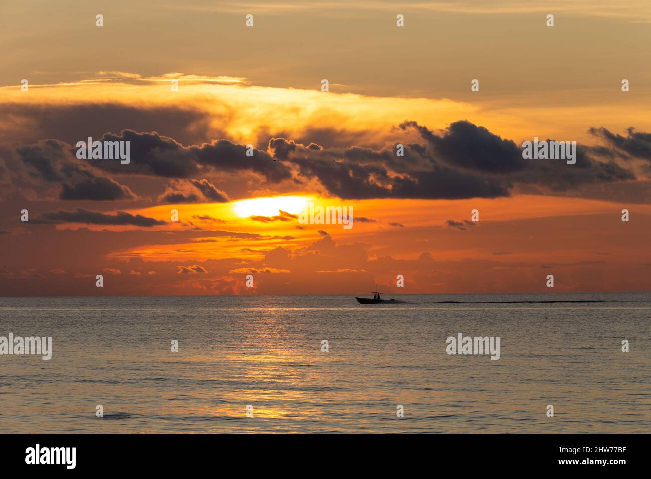 La barca accelera sullo sfondo di uno splendido tramonto al tramonto di Miami Foto Stock