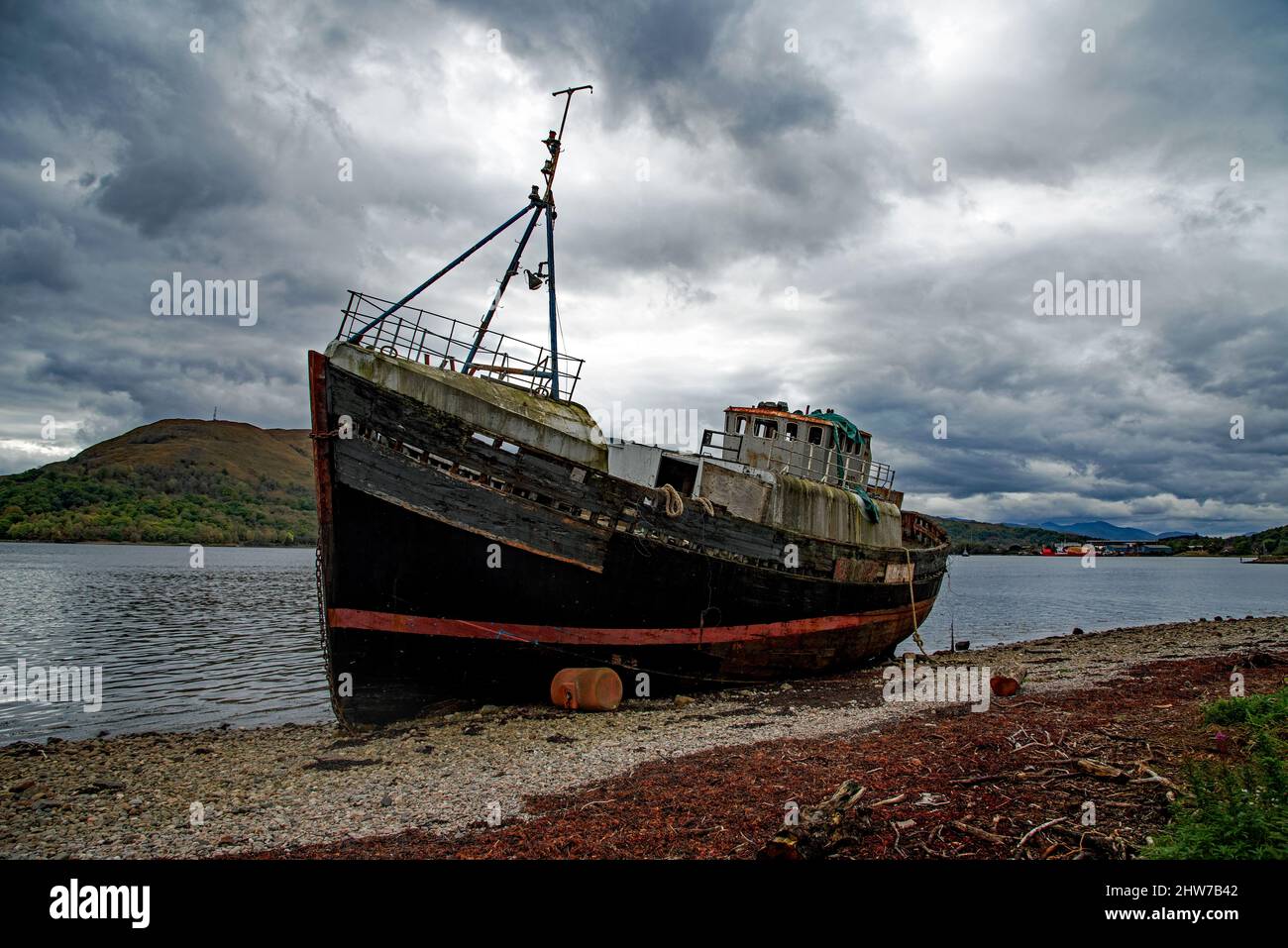 La vecchia barca da pesca sulla costa di Loch Linnhe, vicino a Fort William , Higland scozzese, Regno Unito Foto Stock