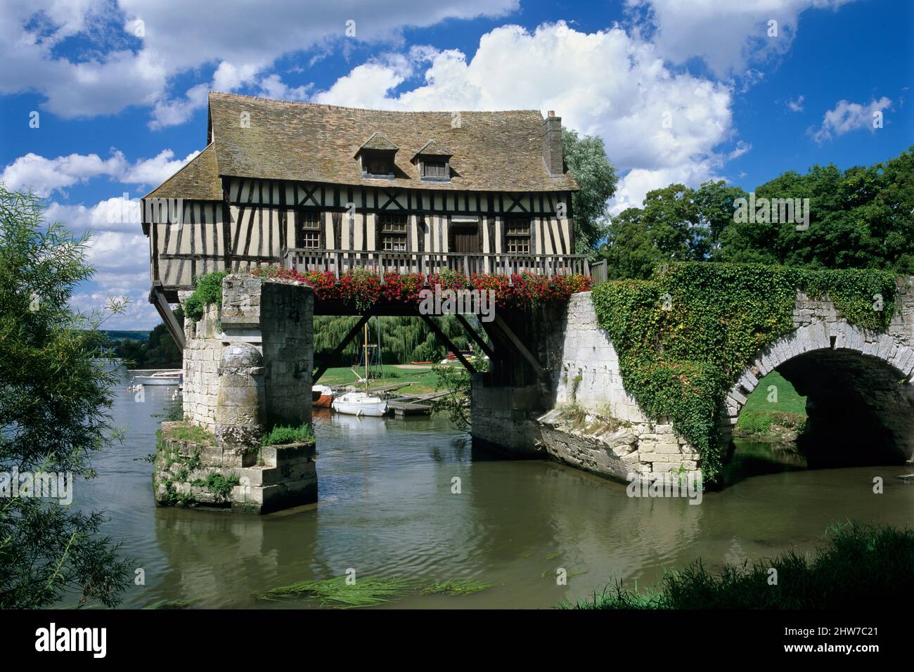 Vecchio mulino sul ponte rotto accanto al fiume Senna, Vernon, Normandia, Francia, Europa Foto Stock