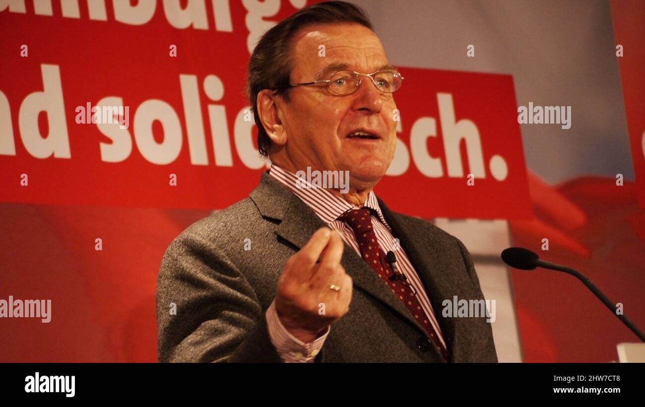 Altkanzler Ehemaliga Kanzler Gerhard Schröder, mit Brille, redend, Mikrofon, zwei Finger der rechten Hand vorgestreckt Foto Stock