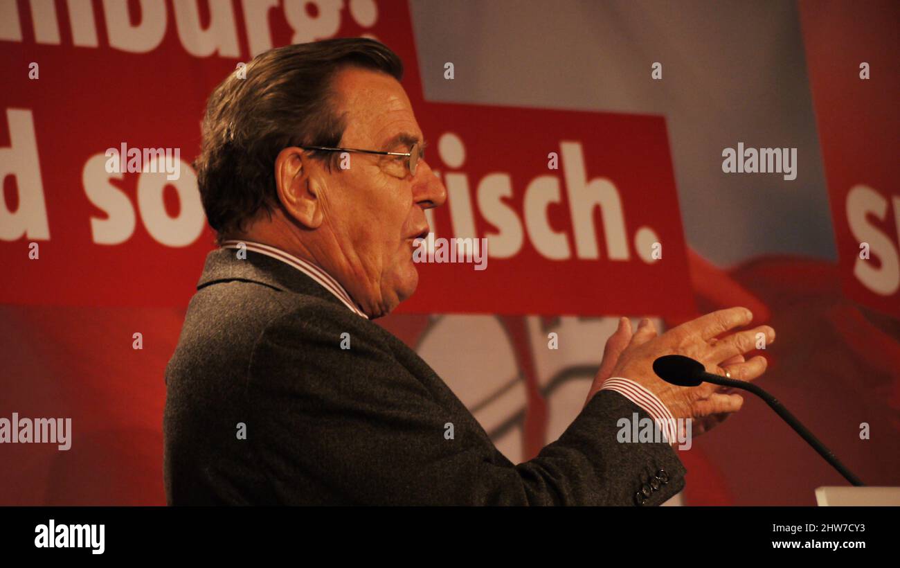 Altkanzler Ehemaliga Kanzler Gerhard Schröder, mit Brille, Seitenritratto, Mikrofon, beide Hände zum Publikum gerichtet. Foto Stock