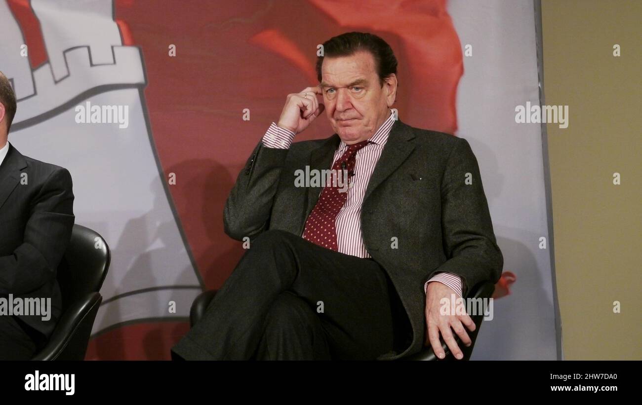 Altkanzler Ehemaliga Kanzler Gerhard Schröder, kratzt sich mit der rechten Hand nachdenklich am Kopf, blickt entschlossen ins Publikum Foto Stock