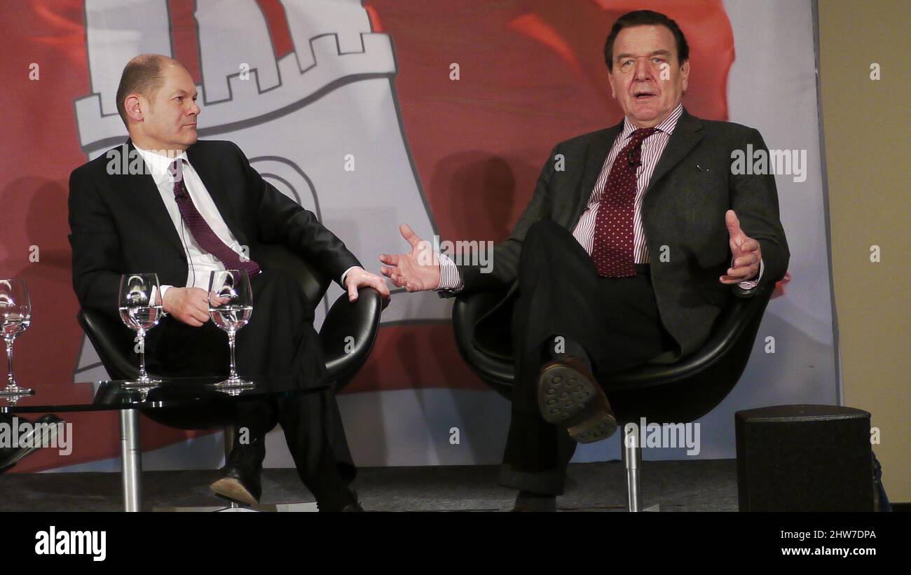 Kanzler unter sich: OLAF Scholz empfängt als 1. Bürgermeister von Hamburg den EX-Kanzler und jetzigen Gazprom-lobbyist Gerhard Schröder Foto Stock