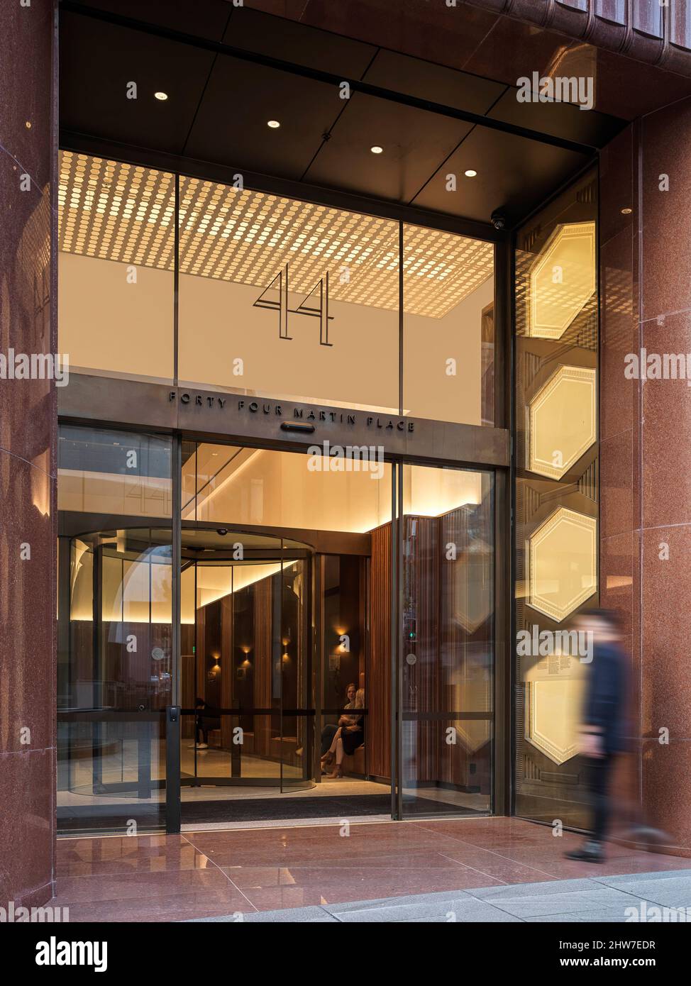 Entrata della strada con pannelli storici. 44 Martin Place, Sydney, Australia. Architetto: Hassell, 2022. Foto Stock