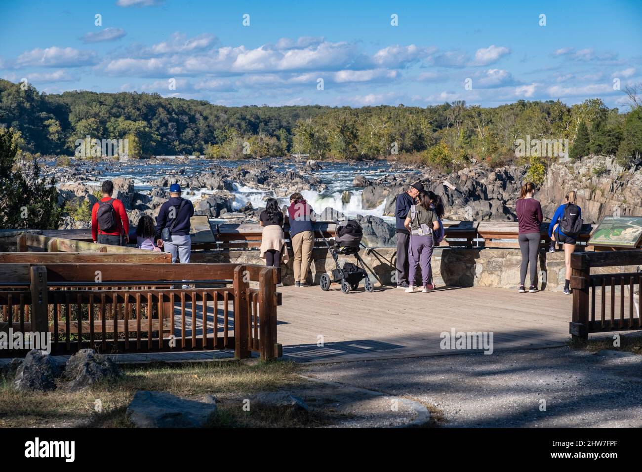 Virginia. Great Falls Park. Visitatori al terzo punto panoramico delle Great Falls del fiume Potomac. Foto Stock