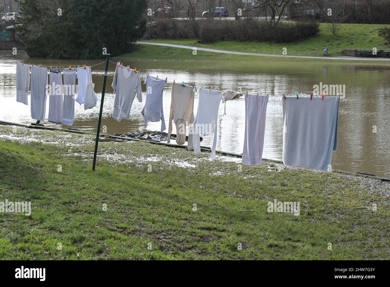 Lavanderia appesa sulle rive del fiume trave nel centro storico della città anseatica di Lubeck, Germania, spazio copia, fuoco selezionato, stretta profondità di Foto Stock