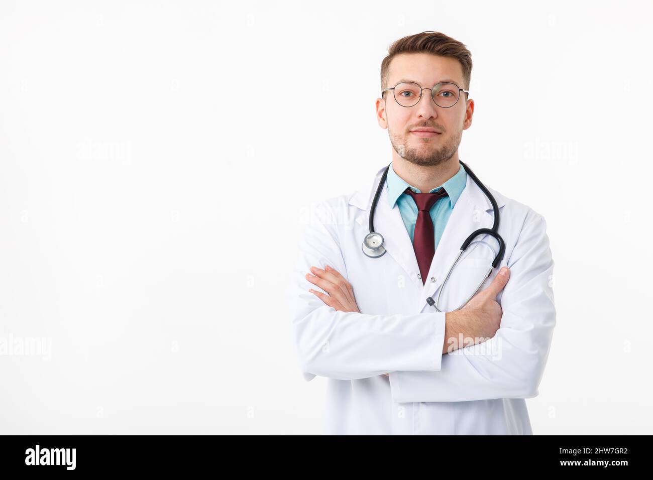 Ritratto di giovane medico fiducioso su sfondo bianco. Foto Stock