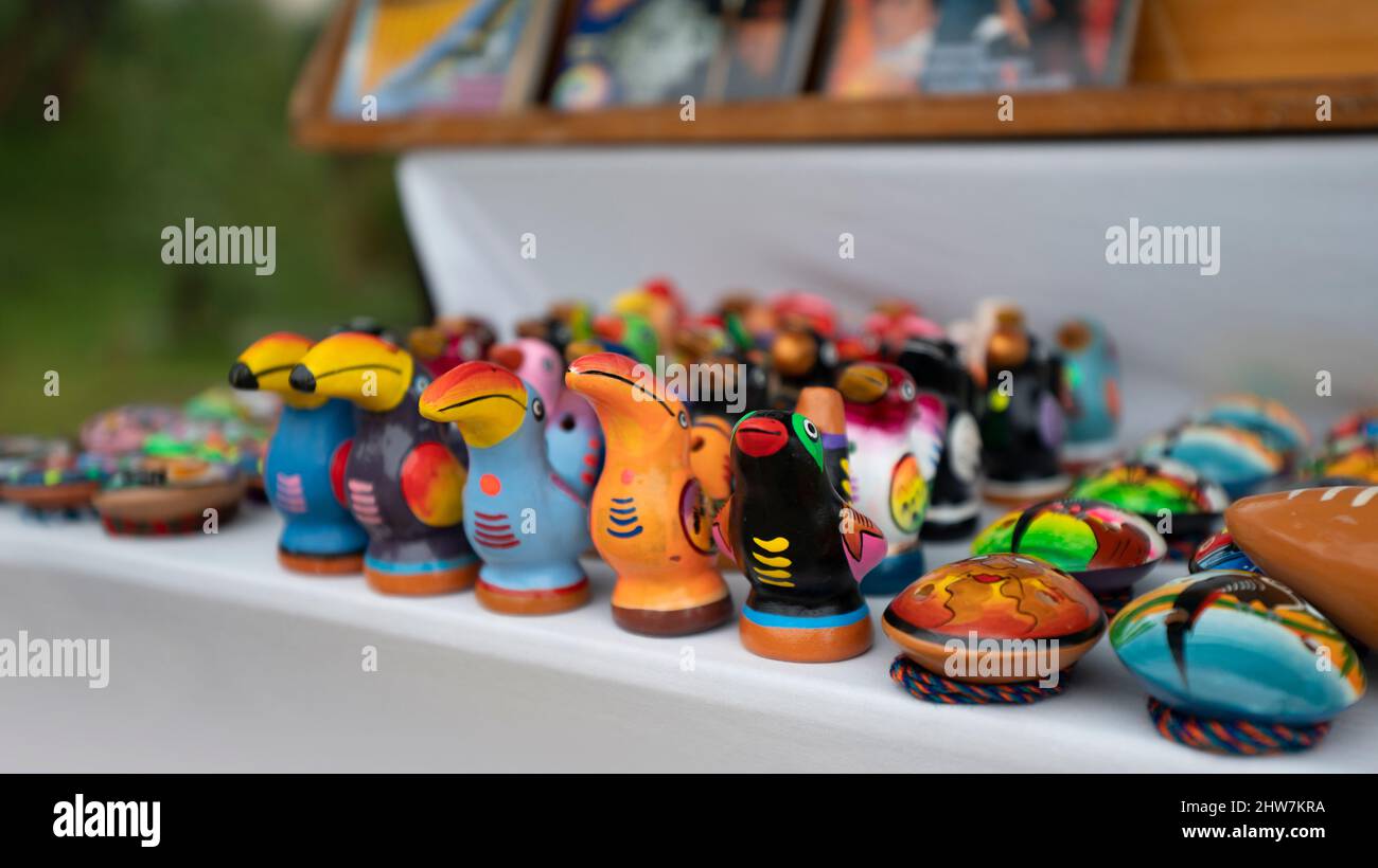 Quito, Pichincha, Ecuador - Febbraio 26 2022: Gruppo di toucans in ceramica multicolore realizzati a mano da ecuadoriani indigeni in vendita in un marchio artigiano Foto Stock