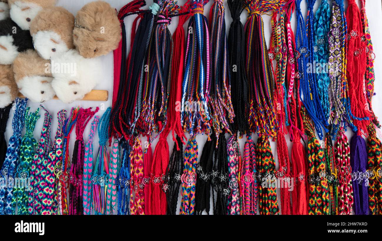 Quito, Pichincha, Ecuador - Febbraio 26 2022: Gruppo di bracciali multicolore realizzati a mano da ecuadoriani indigeni in vendita in un mercato artigianale Foto Stock