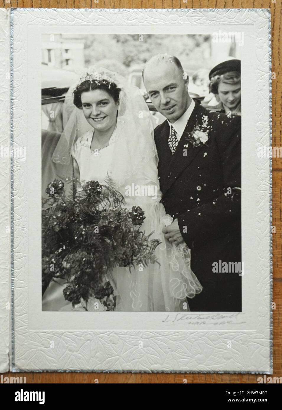 Fotografia di matrimonio. Preso a Knutsford, 1949. Coppia sconosciuta, in abiti da sposa tradizionali dell'epoca. Ritratto preso da J Stewart Booth studio, Knutsford. Fornito in un portafoglio standard in rilievo con bordi argentati. Moda, storia sociale. Foto Stock