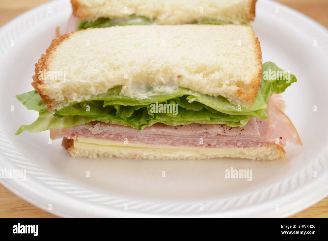 Primo piano di mezzo panino con formaggio, maionese e lattuga Foto Stock