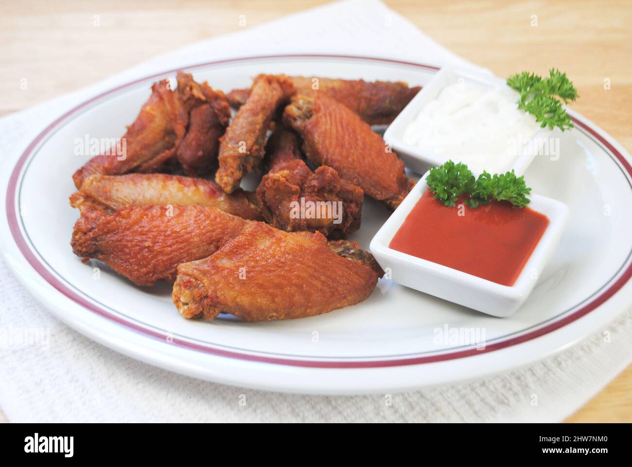 Le ali di bufala fritte speziate servite con salsa calda e condimento con formaggio blu Foto Stock