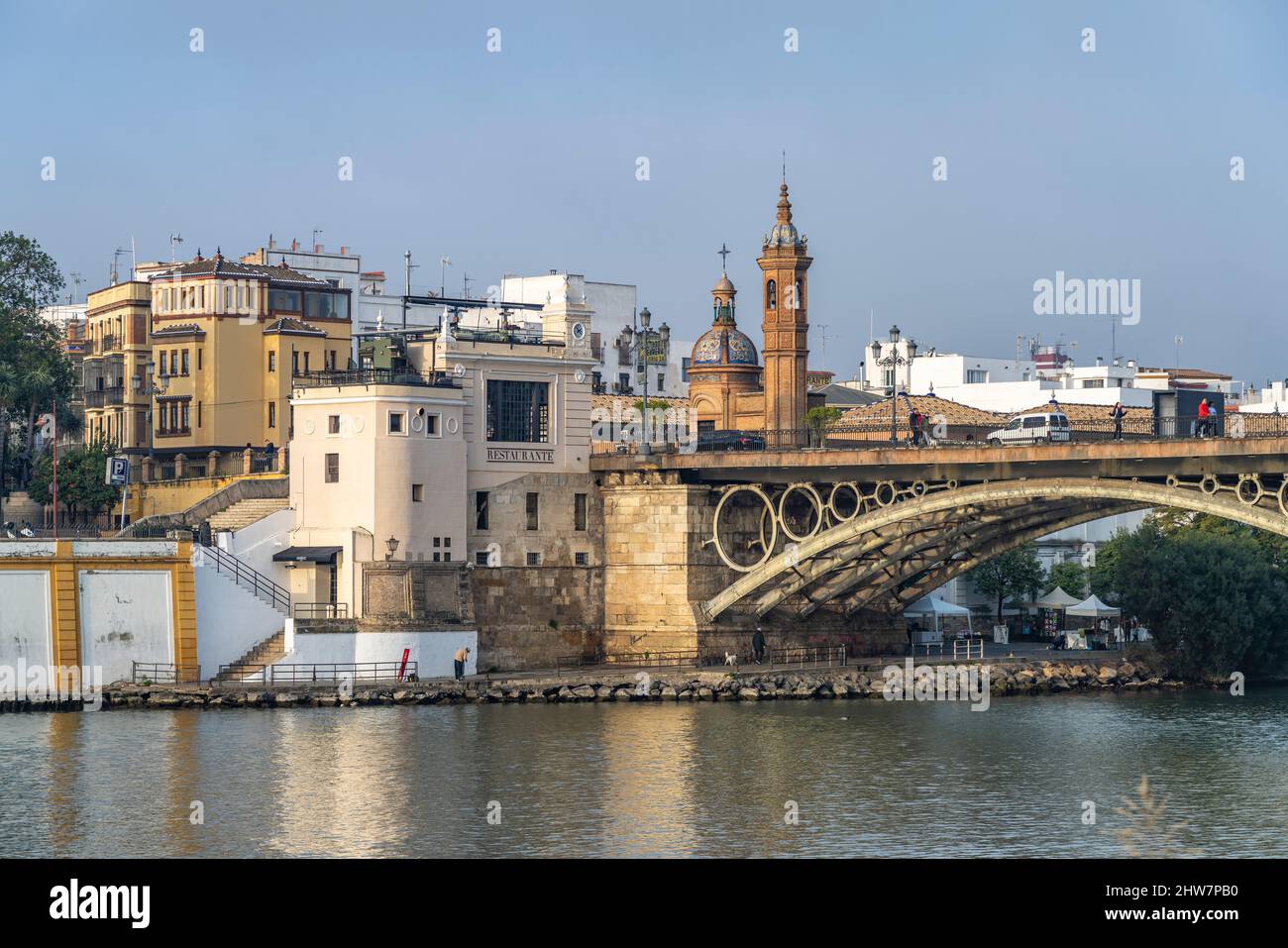 Brücke Puente de Isabel II über den Fluss Guadalquivir und die Capilla Virgen del Carmen, Sevilla, Andalusia, Spanien | Ponte Puente de Isabel II Foto Stock