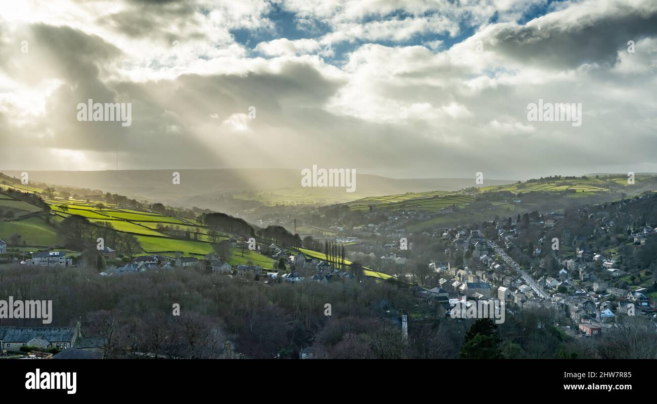 Raggi di luce del sole che eliminano Holmfirth nella valle di Holme, Yorkshire occidentale in una giornata di inverni burrascoso. Foto Stock