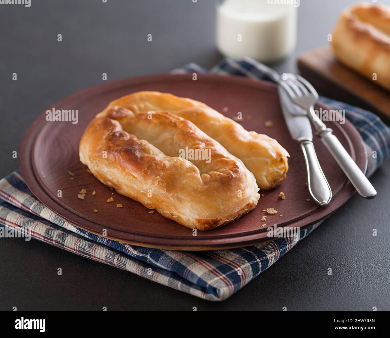 Torta di pasta di formaggio ripiena servita con yogurt. Tradizionale burek-balcanici phyllo torta di pasta. Foto Stock