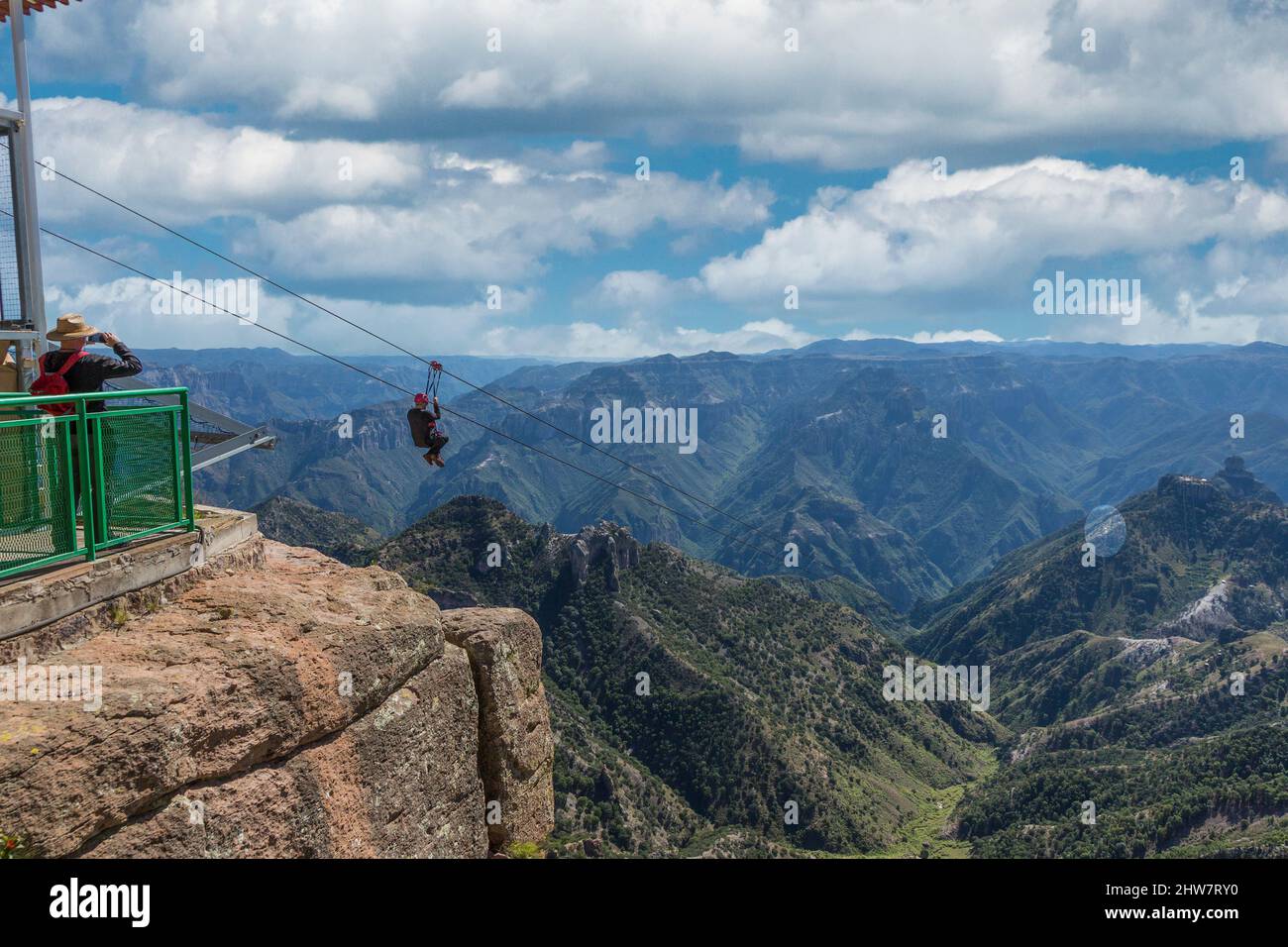 Ziplining al Divisadero, rame Canyon, Chihuahua, Messico. 8350 piedi lungo, più lunga zip line nel mondo. La velocità può raggiungere 70 mph in discesa. Zip Foto Stock