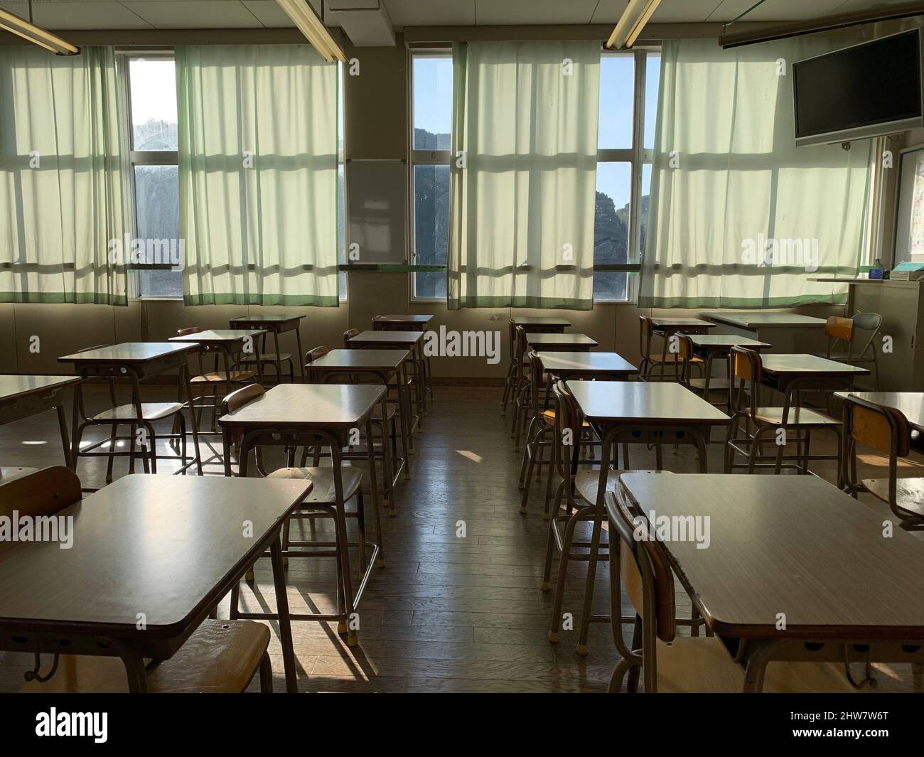 Scuola pubblica giapponese con sedie in legno e scrivanie. Foto Stock