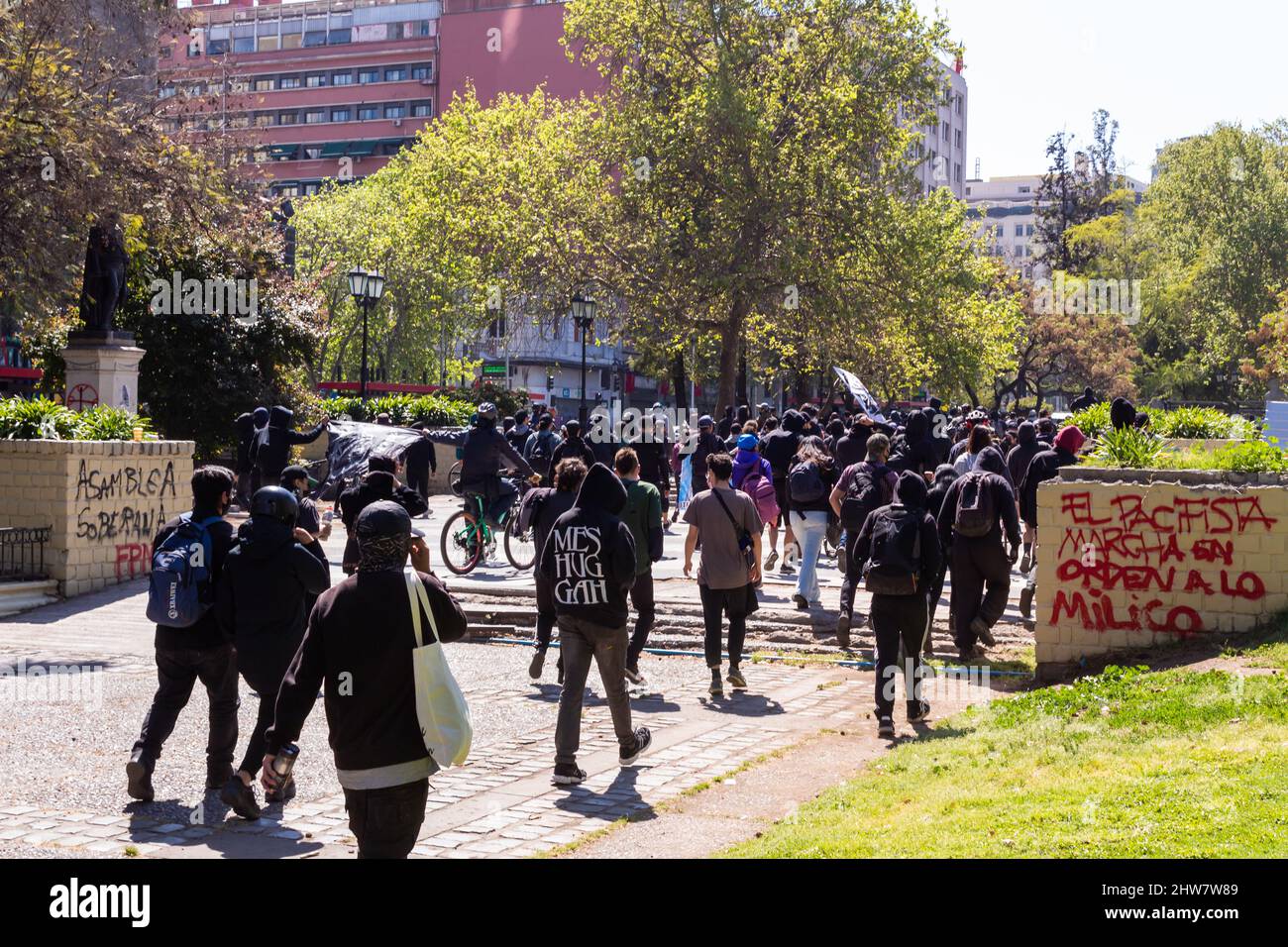Santiago, Cile - 2 ottobre 2021: Pro immigrazione marciare in una strada importante Foto Stock