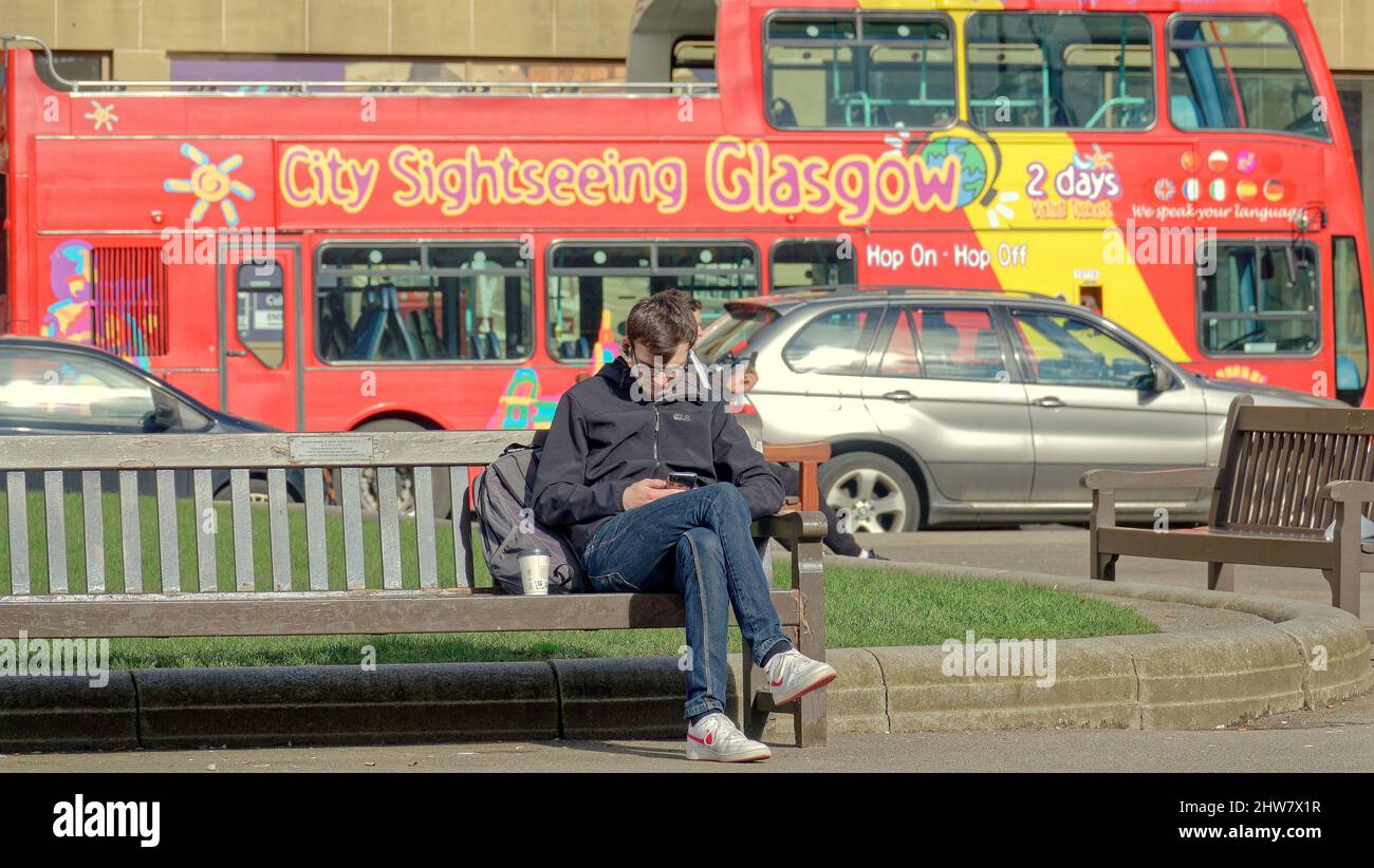 Glasgow, Scozia, Regno Unito 4th marzo 2022. Tempo britannico: : Il sole di primavera e la gente del posto colpiscono le strade e i parchi nell'estremità ovest verdeggiante della città.il centro della città e la piazza di george hanno visto una città più felice nei sunshines. Credit Gerard Ferry/Alamy Live News Foto Stock