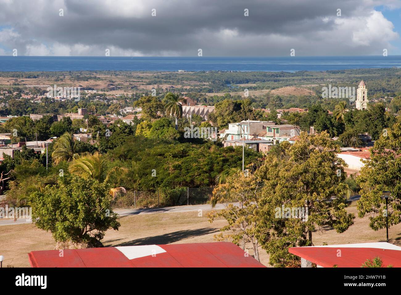 Cuba, Trinidad. Vista della città da Hilltop, Caraibi in lontananza. Foto Stock