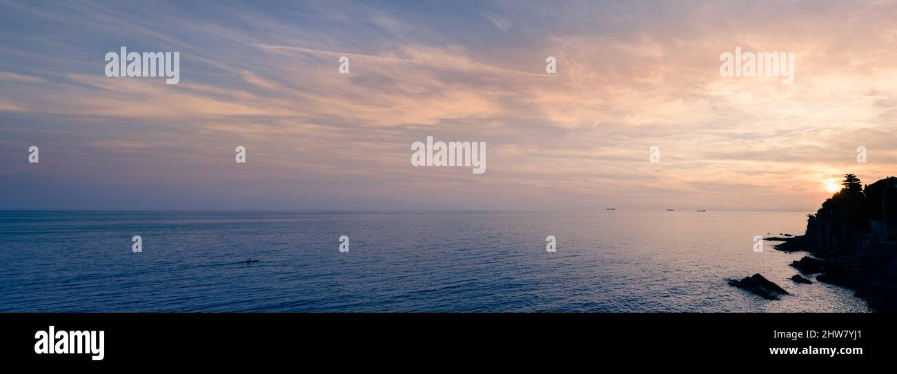 Costa della Liguria. Mar Mediterraneo al tramonto Italia. Panorama del mare molto ampio Foto Stock